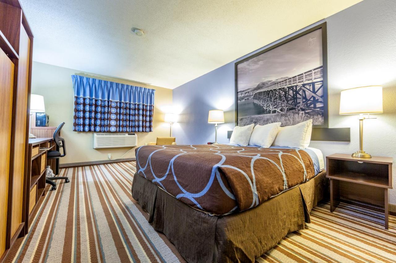 Super 8 By Wyndham Kamloops On The Hill Hotel Exterior photo