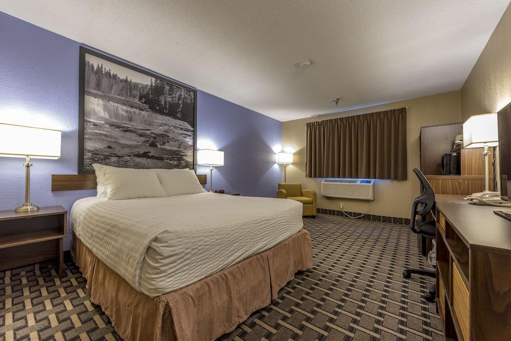 Super 8 By Wyndham Kamloops On The Hill Hotel Exterior photo
