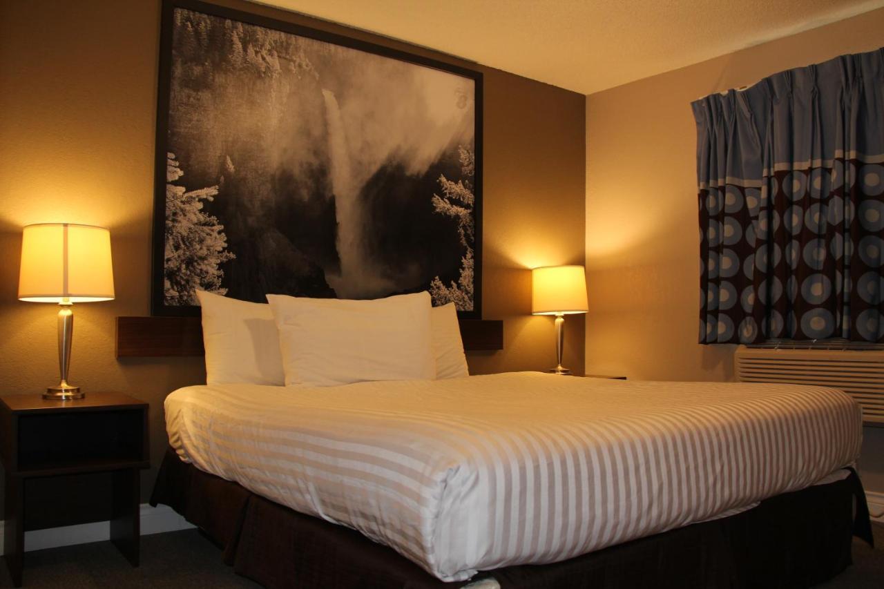 Super 8 By Wyndham Kamloops On The Hill Hotel Exterior photo