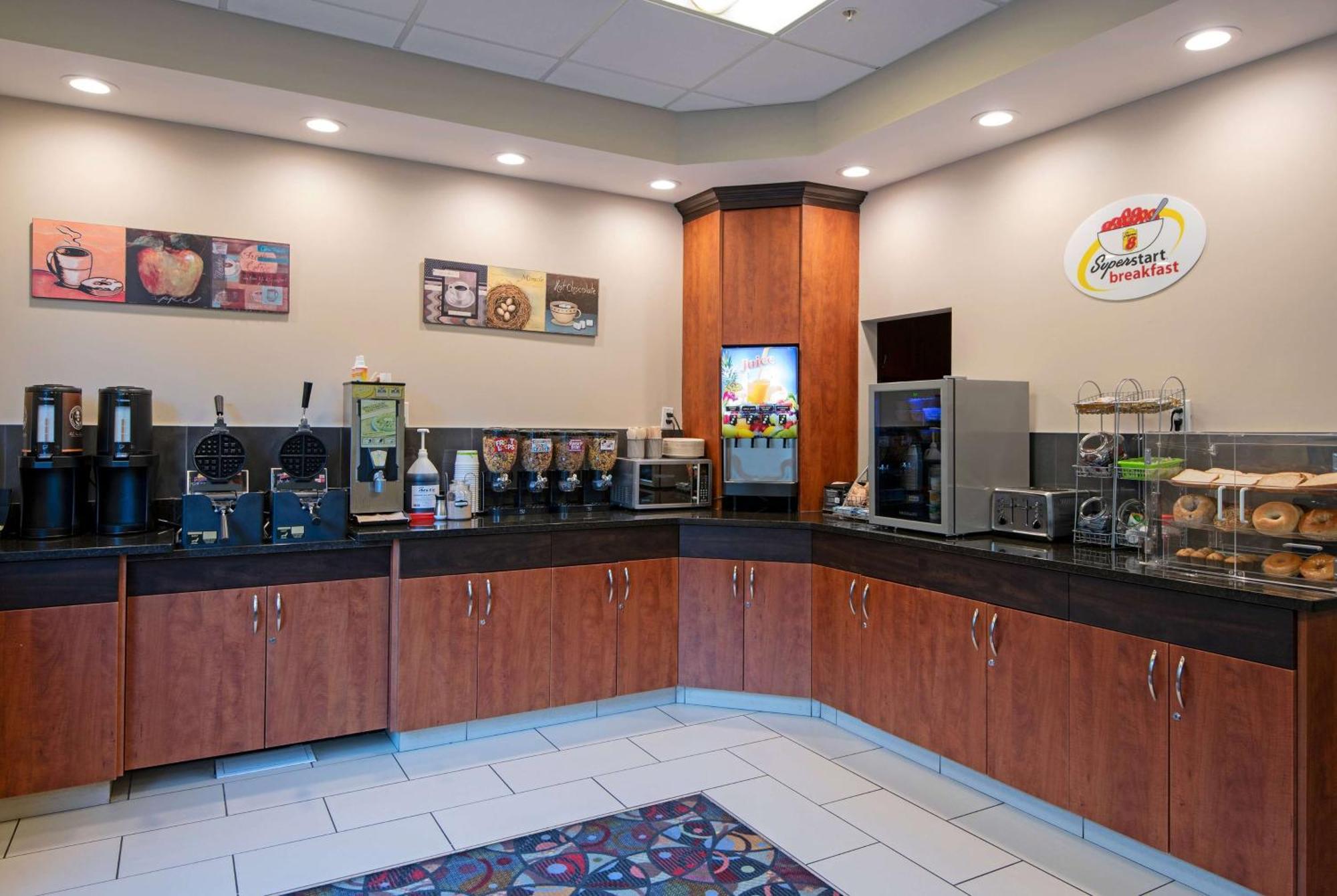 Super 8 By Wyndham Kamloops On The Hill Hotel Exterior photo
