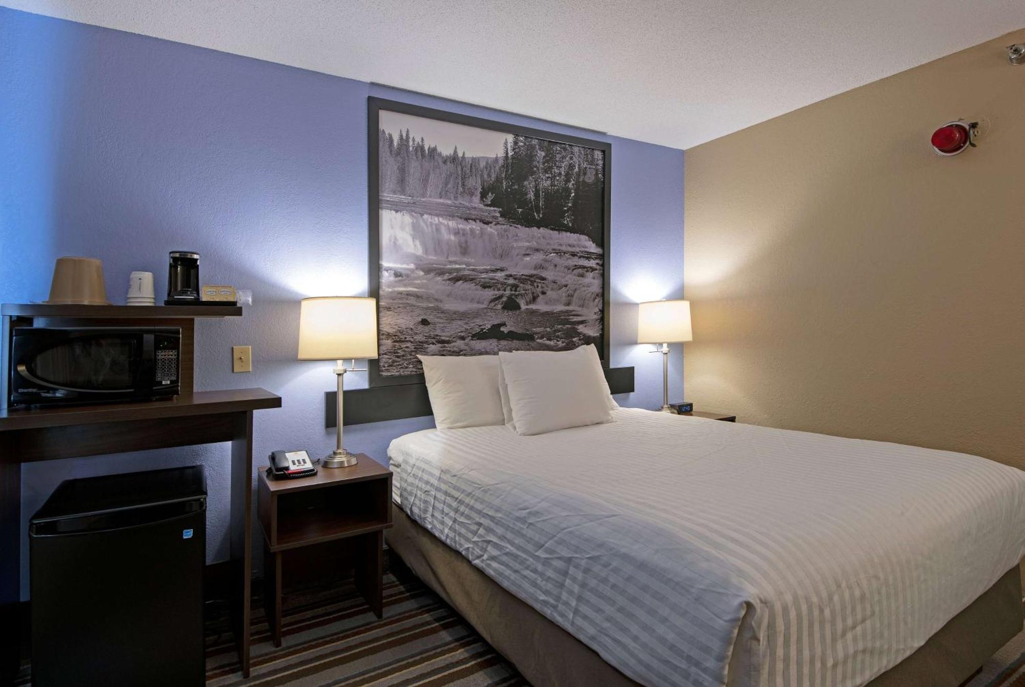Super 8 By Wyndham Kamloops On The Hill Hotel Exterior photo