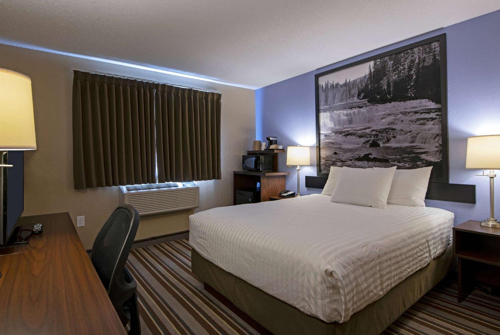 Super 8 By Wyndham Kamloops On The Hill Hotel Exterior photo