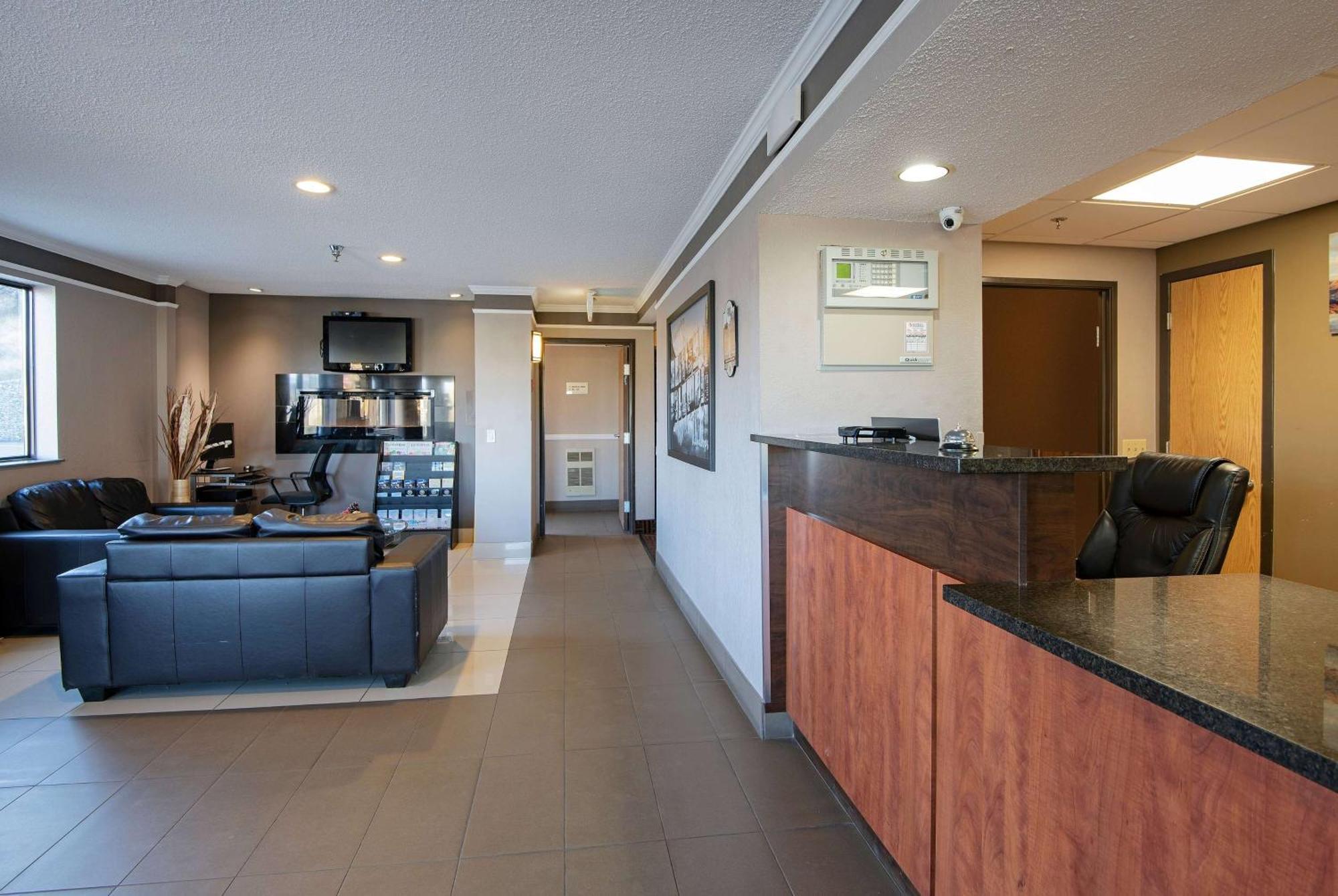 Super 8 By Wyndham Kamloops On The Hill Hotel Exterior photo
