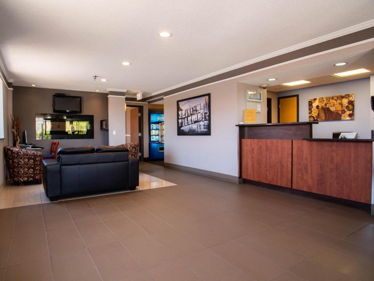 Super 8 By Wyndham Kamloops On The Hill Hotel Exterior photo